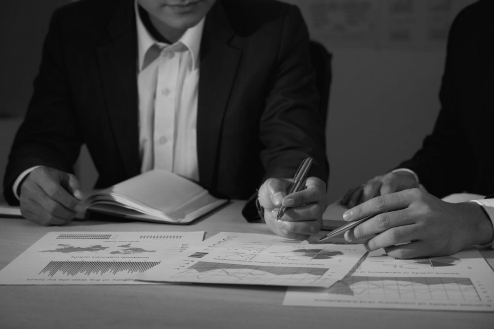 Moderne Finanzmodellierung Arbeitsplatz mit Monitoren und Analysewerkzeugen