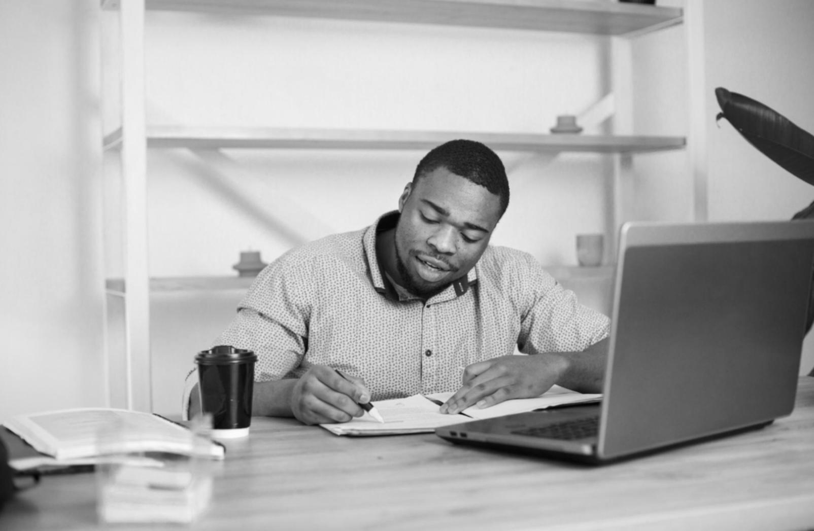 Studenten arbeiten gemeinsam an Finanzmodellen